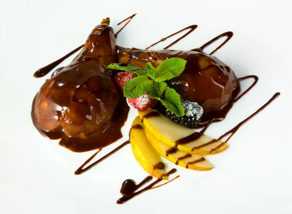 Десерт с грушами в шоколаде — стоковое фото