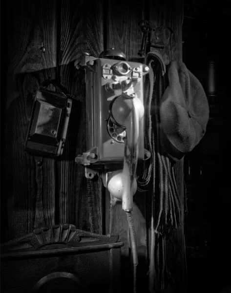 Starý telefon visí na zdi — Stock fotografie