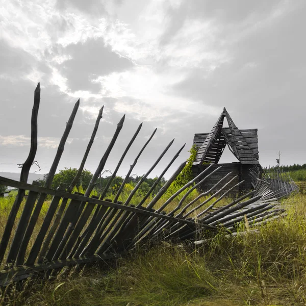 Antigua casa de campo con la cerca caída — Foto de Stock