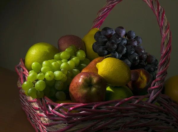 Frukt korg stilleben — Stockfoto