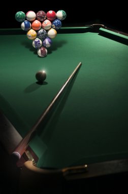 bir masada yeşil kumaş bilardo oyunu