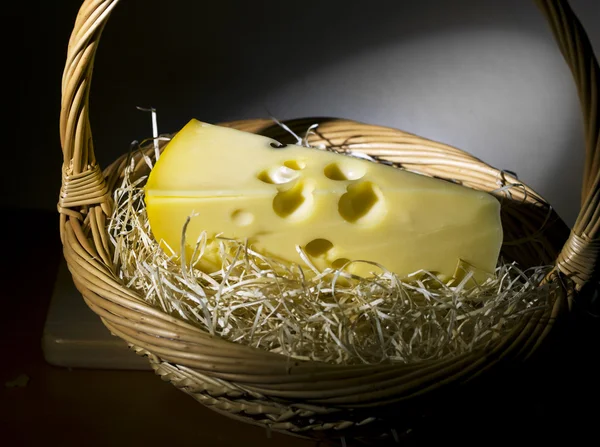 チーズのバスケット、静物画の作品 — ストック写真
