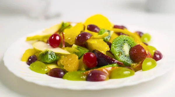 Salada com fruto e bagas em um prato — Fotografia de Stock