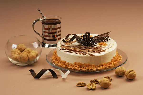 Торт с грецкими орехами на тарелке — стоковое фото
