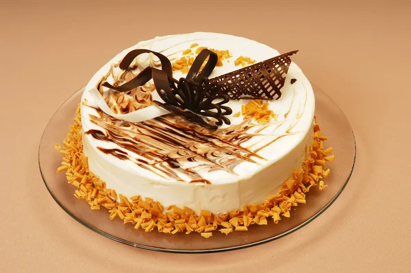 Pastel con nueces en un plato — Foto de Stock