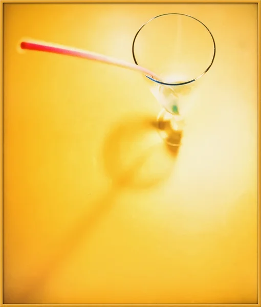 Prázdnou sklenici na žlutém podkladu — Stock fotografie