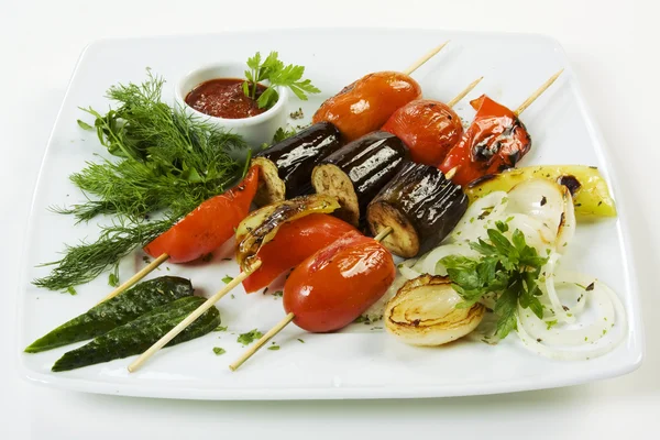 Grilled vegetables and herbs on a plate — Stock Photo, Image