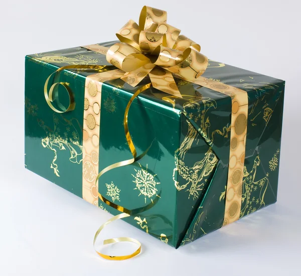 Green gift box with bow — Stock Photo, Image