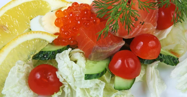 Salada com salmão e caviar vermelho — Fotografia de Stock