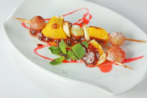 Frutta da dessert con sciroppo e menta — Foto Stock
