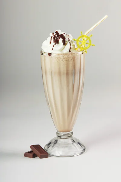 Mjölk cocktail med choklad på vit — Stockfoto