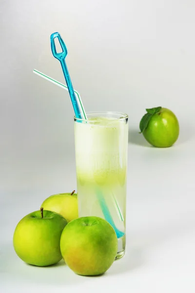 사과 주스 흰색 절연 유리 — 스톡 사진