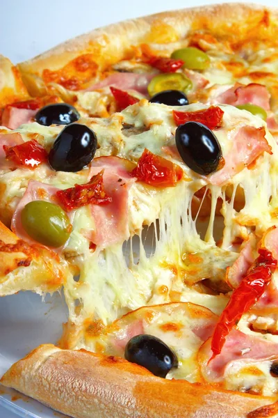 Pizza med skinka, röd paprika och Oliver — Stockfoto