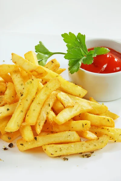 Patates kızartması ve domates sosu ile süsleyin — Stok fotoğraf
