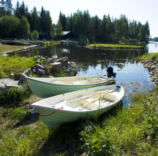 Zwei Boote am Ufer — Stockfoto