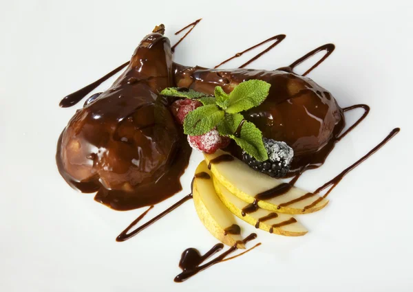 Dessert met peren in chocolade — Stockfoto