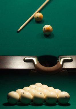 bir masada yeşil kumaş bilardo oyunu