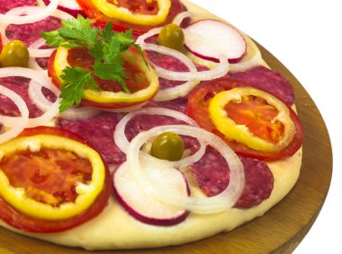 Beyaz bir arka plan üzerinde jambon ve domates pizza yapma süreci izole