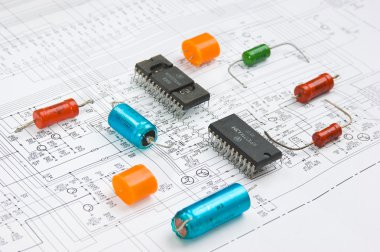 Elektronik devrede radyo parçaları var.