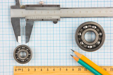 Çap pergeli, rulman ve arka plan grafik kağıt üzerine Meydanı