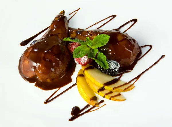 Dessert mit Birnen in Schokolade — Stockfoto