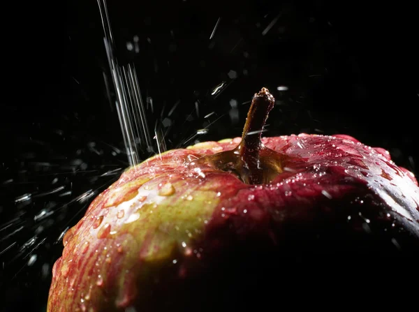 Manzana roja bajo agua corriente —  Fotos de Stock