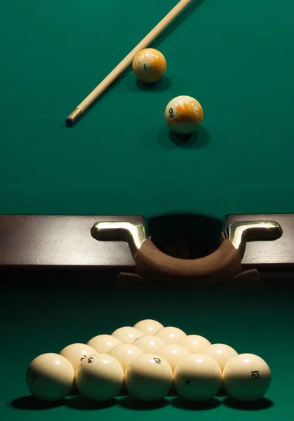 Het spel van biljart op een tafel met groene doek — Stockfoto