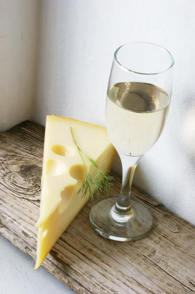 ワインとチーズのガラス — ストック写真