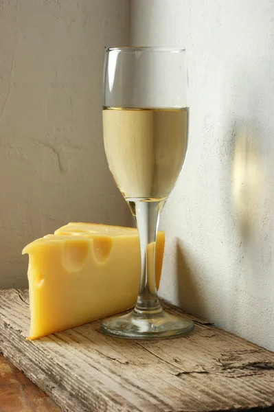 ワインとチーズ 背景の壁上のガラス — ストック写真