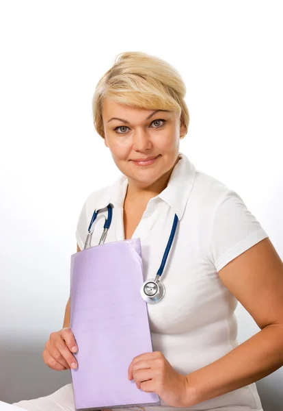 Médico Sorridente Mulher Com Estetoscópio Isolado Fundo Branco — Fotografia de Stock