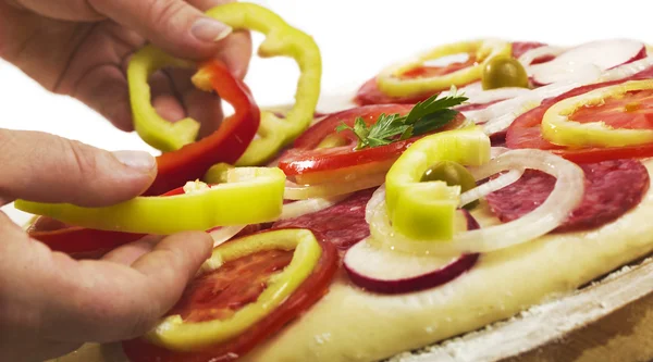 制作披萨与火腿和西红柿的过程被孤立在白色背景上 — 图库照片