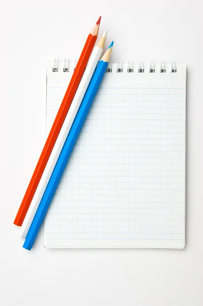 Ceruzák Jegyzettömb Elszigetelt Fehér Background — Stock Fotó