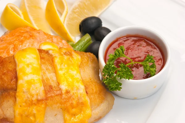 Ikan dengan mayones, disajikan dengan asparagus, zaitun, lemon dan k — Stok Foto
