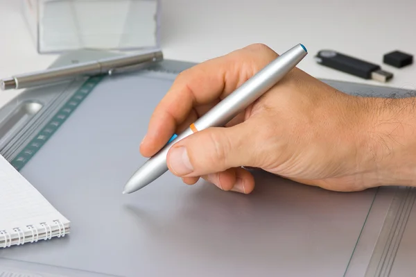 Mâna Bărbaților Desenează Tableta Grafică — Fotografie, imagine de stoc