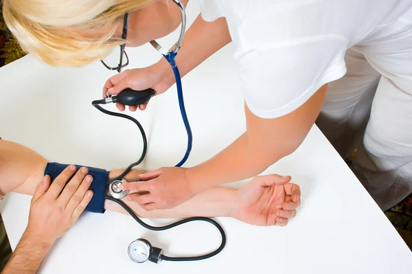 Arzt Misst Blutdruck Isoliert Auf Weißem Hintergrund — Stockfoto