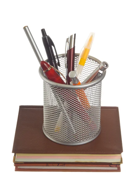 Korb Mit Stiften Und Bleistiften Isoliert Auf Weißem Hintergrund — Stockfoto