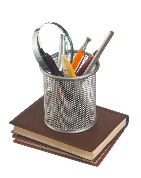 Korb mit Stiften und Bleistiften — Stockfoto