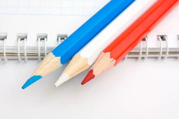鉛筆と白い背景で隔離のメモ帳 — ストック写真