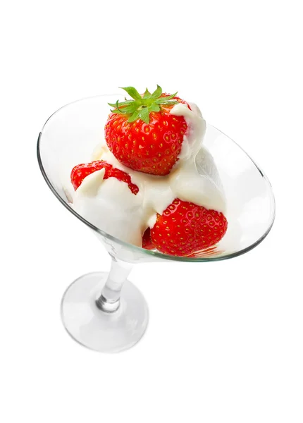 草莓和奶油孤立在白色背景上的甜点 — 图库照片