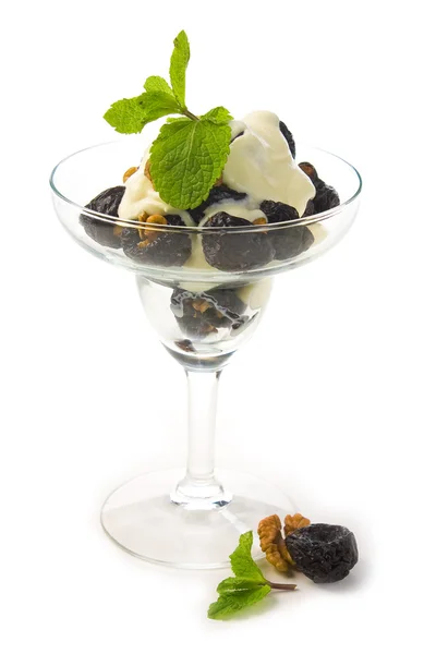 Dessert Van Pruimen Noten Met Crème Geïsoleerd Witte Achtergrond — Stockfoto