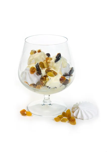 Dessert van meringue, rozijnen en noten met room — Stockfoto