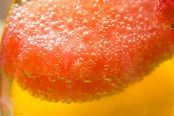 Lemon slice in a glass — Stock Photo, Image