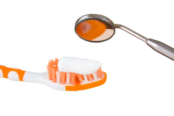 Зубная щетка и стоматологические инструменты — стоковое фото