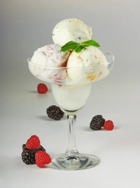 Zmrzlina Malinami — Stock fotografie