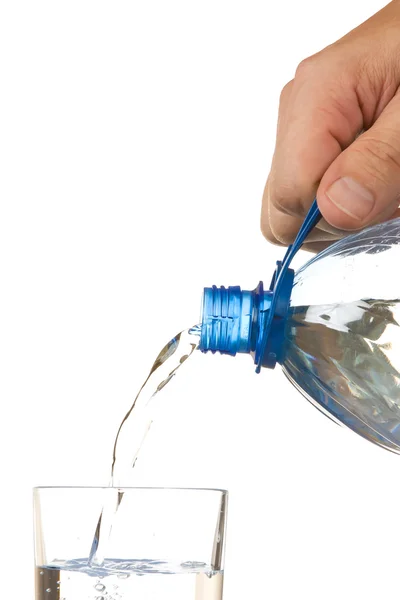 Menuangkan Air Dari Botol Dalam Gelas Yang Diisolasi Pada Latar — Stok Foto