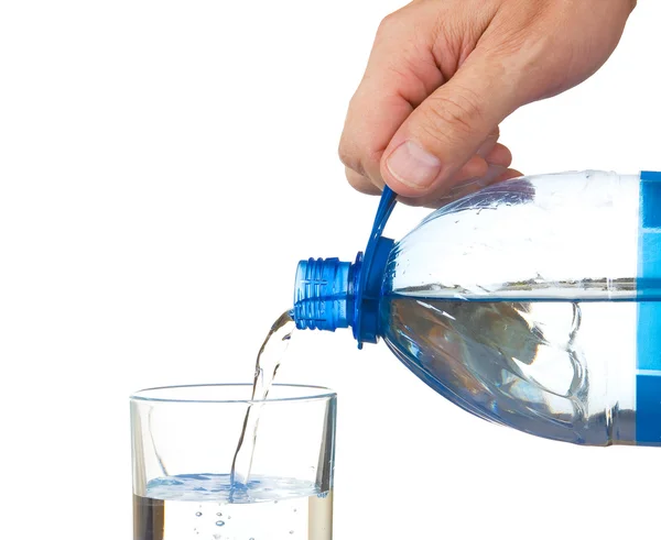 Verter Agua Una Botella Vaso Aislado Sobre Fondo Blanco — Foto de Stock