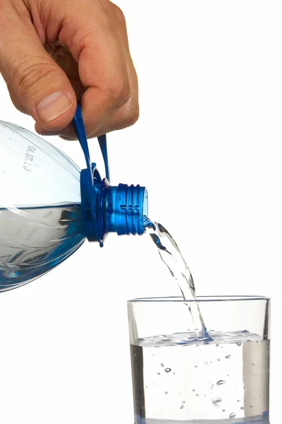 Wlewanie wody z butelki do szklanki — Zdjęcie stockowe
