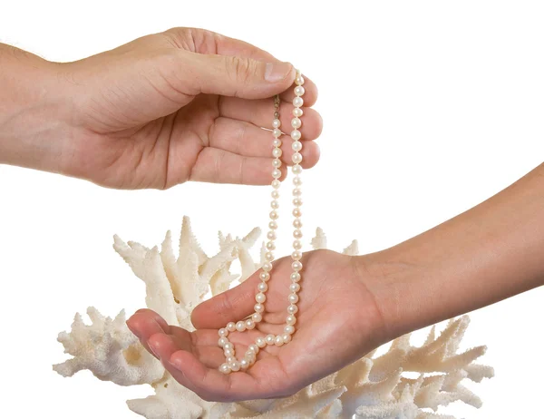Collar Perlas Sus Manos Contra Fondo Coral Aislado Sobre Fondo —  Fotos de Stock