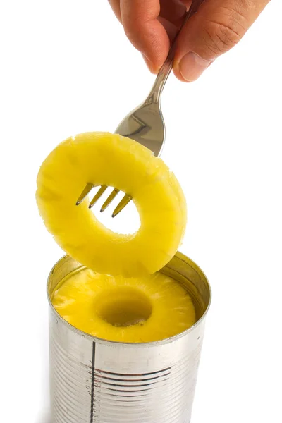 Ananász gyűrű egy villával — Stock Fotó