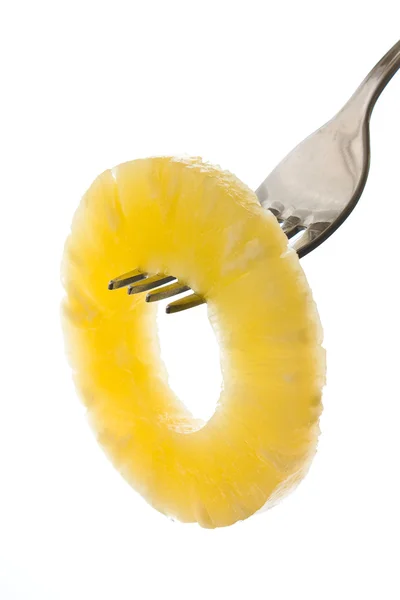 Anillo de piña en un tenedor aislado sobre fondo blanco —  Fotos de Stock